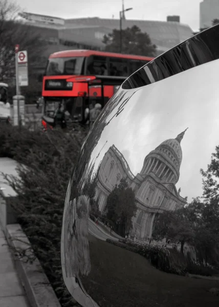 Highly Commended Highly Commended Mike Smth A Touch of Red in London 3 London red image 2